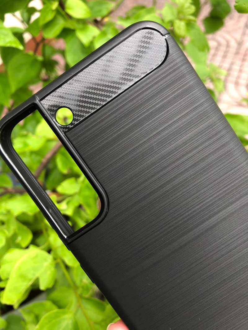 Ốp Lưng Samsung Galaxy S22 Plus Chống Sốc Hiệu Likgus Dạng Carbon Cao Cấp được làm bằng chất liệu nhựa sịn sợ carbon cao cấp có khả năng chịu lực tốt, ốp đẹp và xài bền